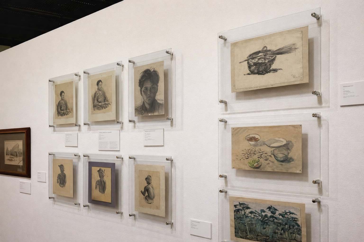 Floating Acrylic Frame Dubai UAE for Contemporary Art and Photo Displays
